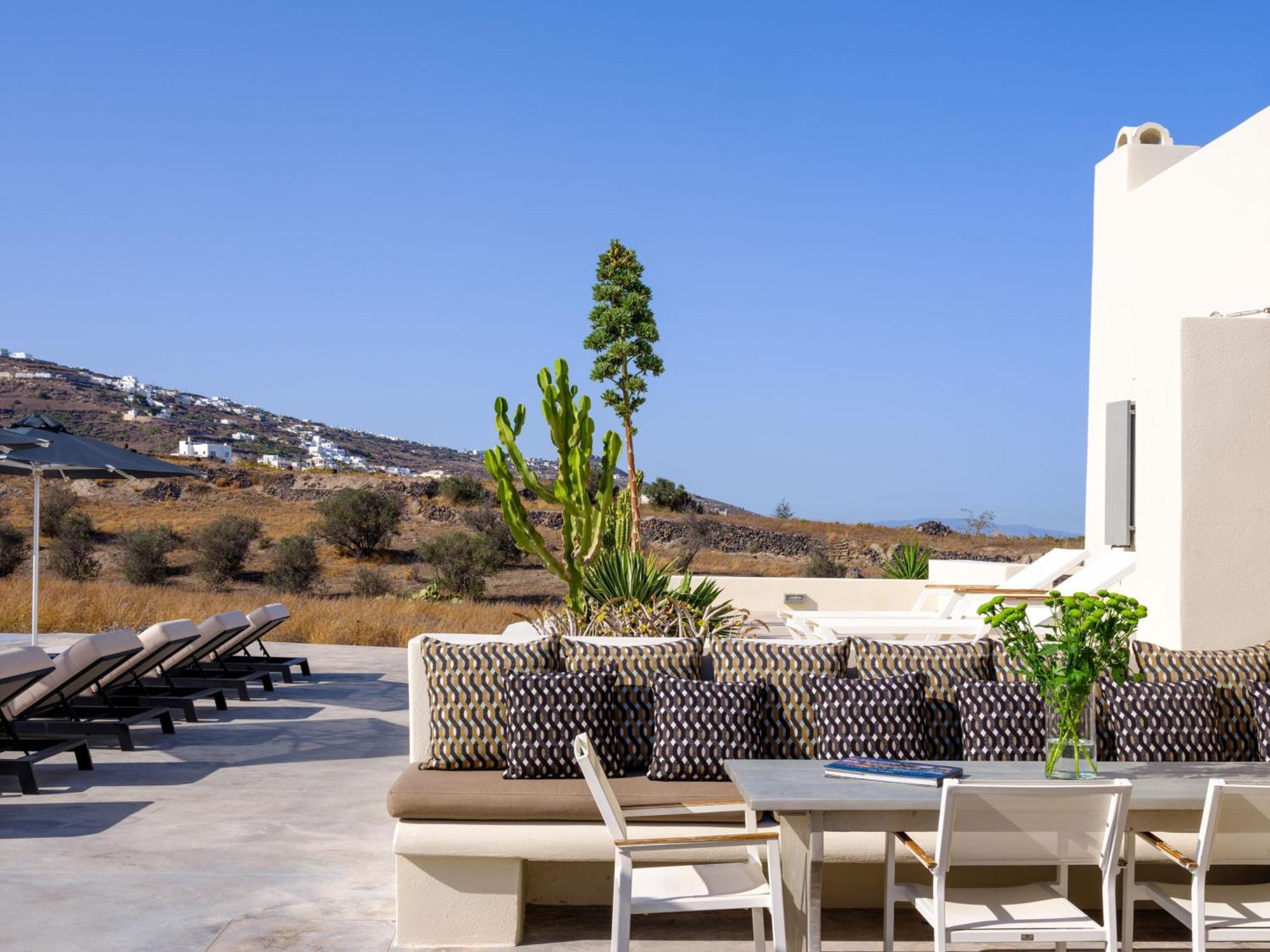 Home Of Lilies Fira  Bagian luar foto
