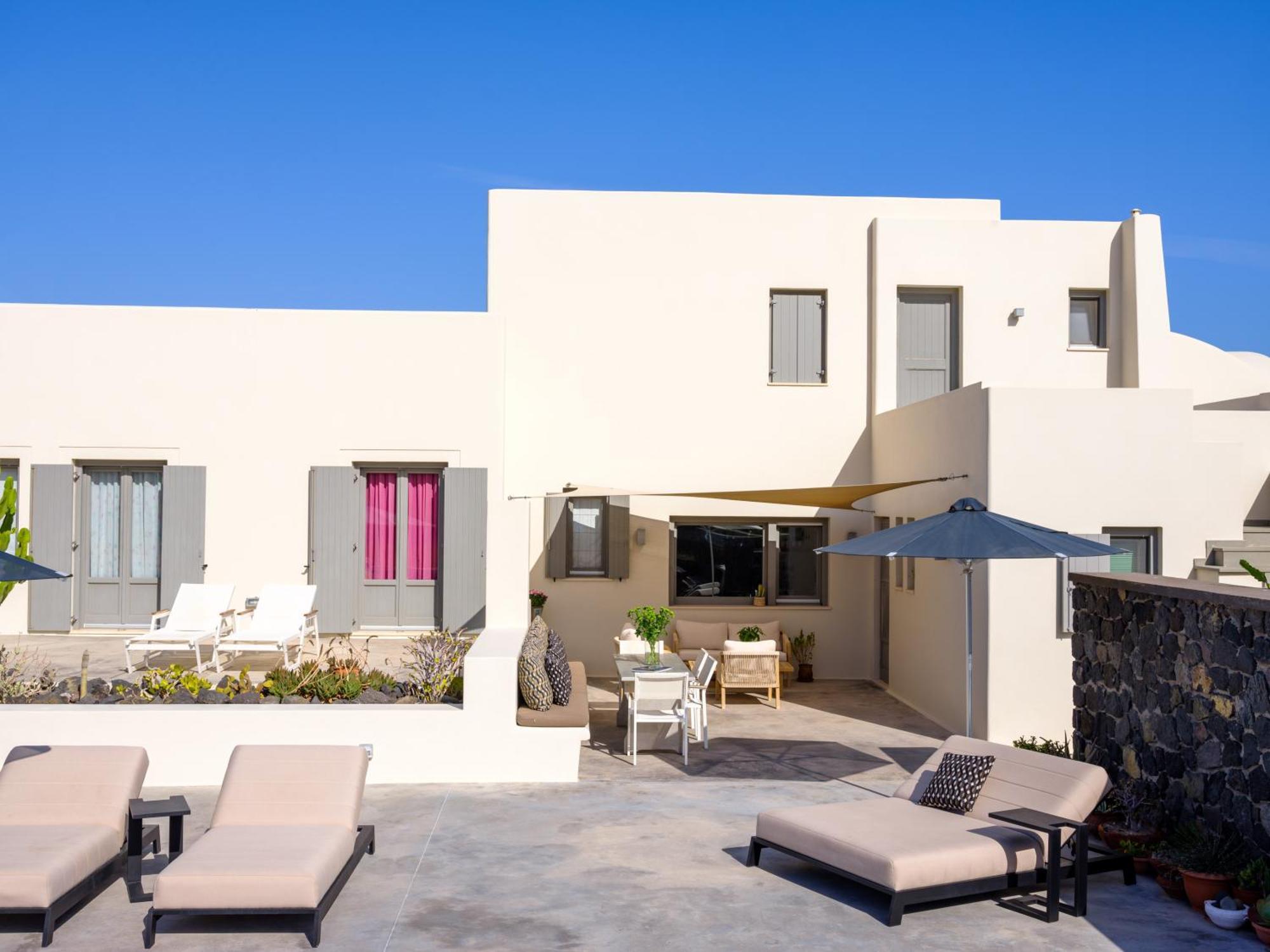 Home Of Lilies Fira  Bagian luar foto