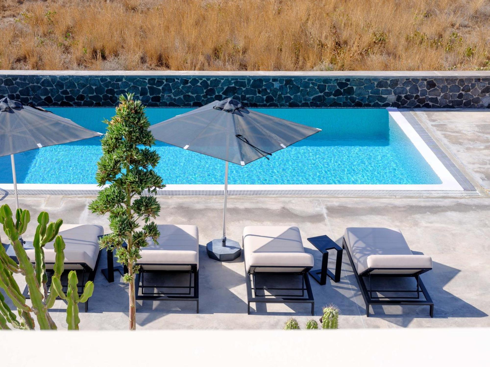 Home Of Lilies Fira  Bagian luar foto