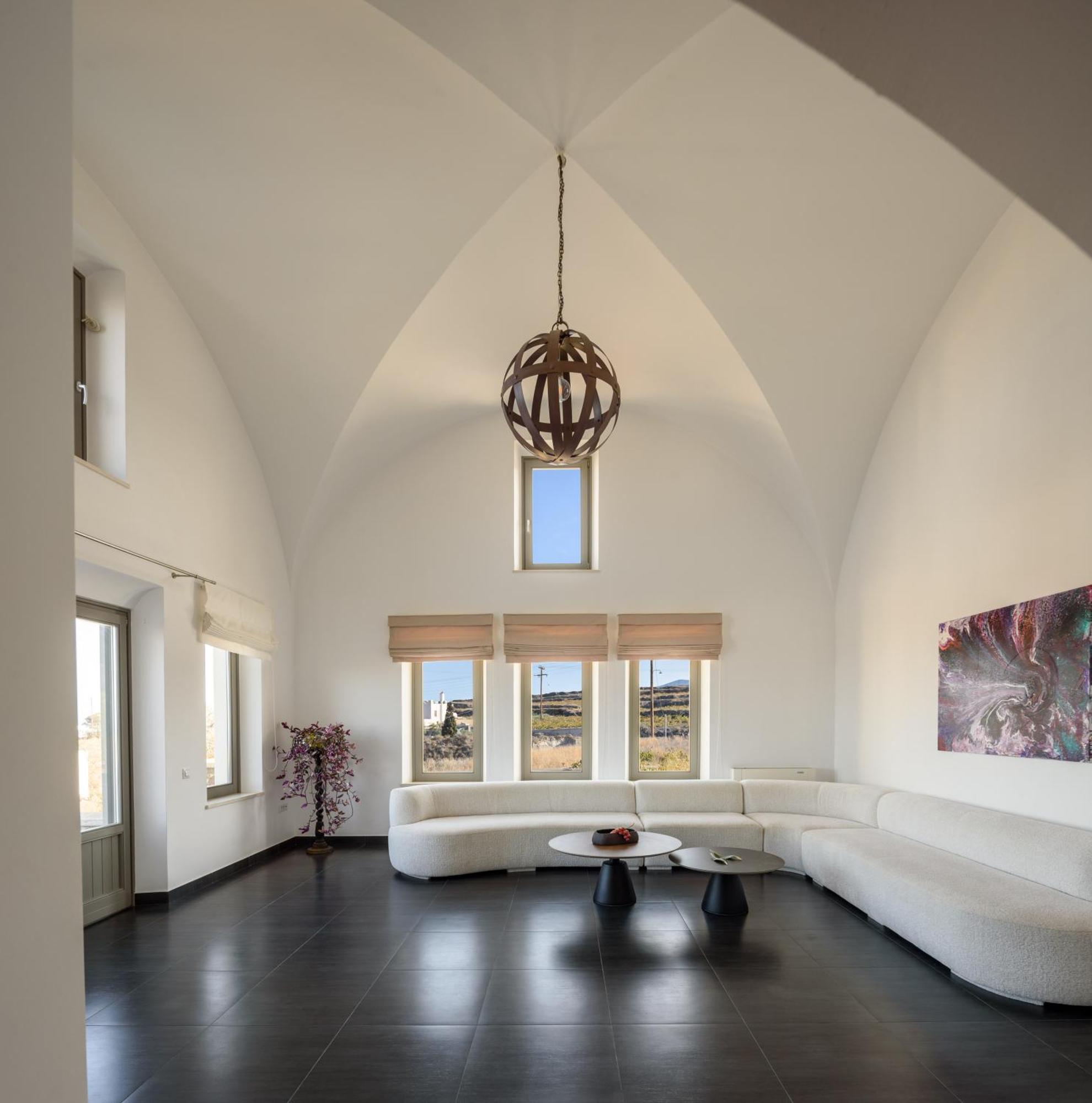 Home Of Lilies Fira  Bagian luar foto