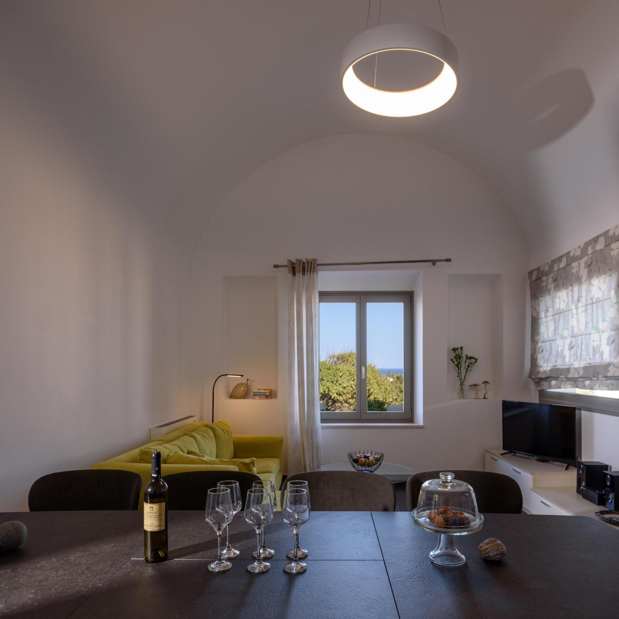 Home Of Lilies Fira  Bagian luar foto