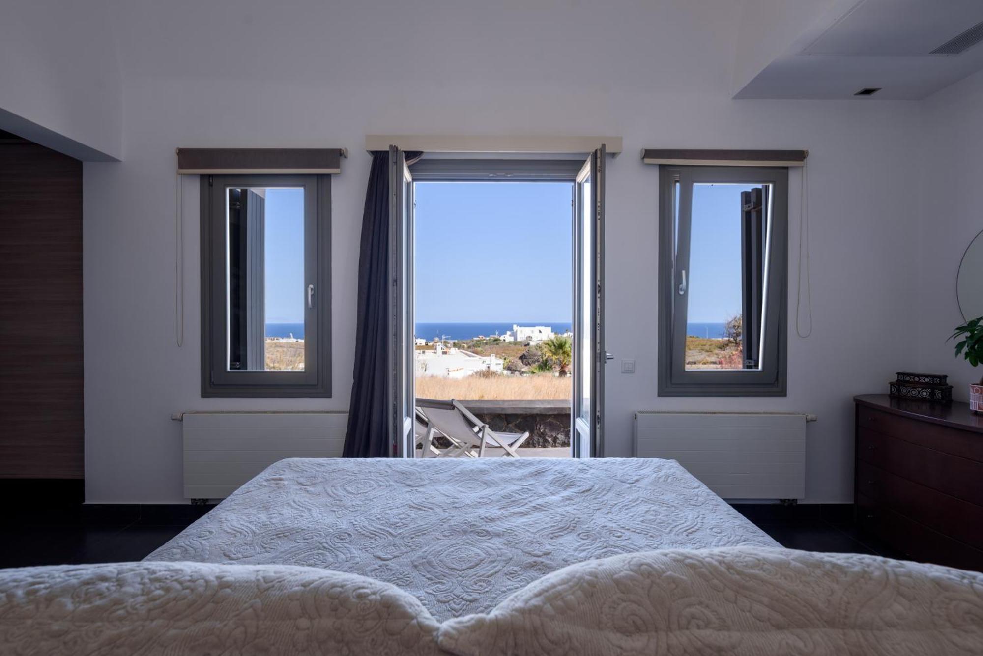 Home Of Lilies Fira  Bagian luar foto