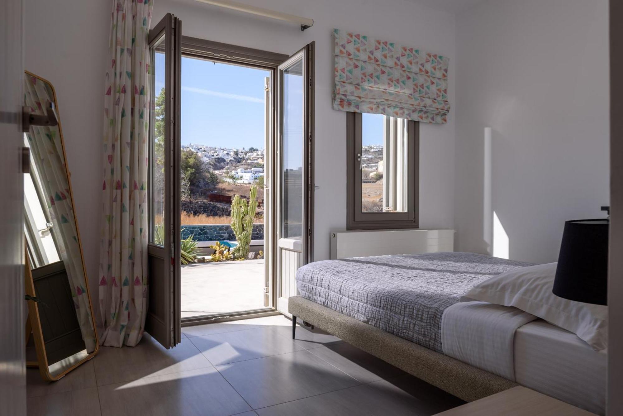 Home Of Lilies Fira  Bagian luar foto